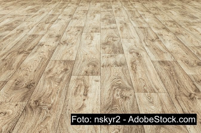 odstraňování šmouh z podlahy