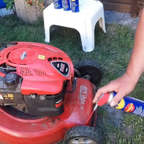 Příprava sekačky na sezónu s WD-40